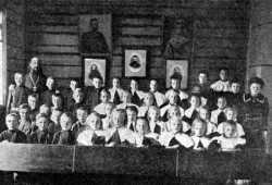 Группа учеников и учениц школы трезвости в Троице-Сергиевой пустыни. Фото 1909 г.