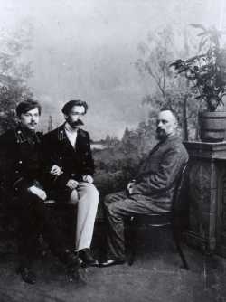 Проф. Спасский А.А. (крайний справа) со студентами