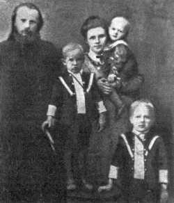 Священник Михаил Воскресенский с семьей