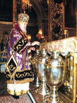 Патриарх Московский и всея Руси Алексий II совершает чин освящения Святого Мира.