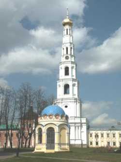 Колокольня Николо-Угрешского монастыря.  На переднем плане - памятная Никольская часовня