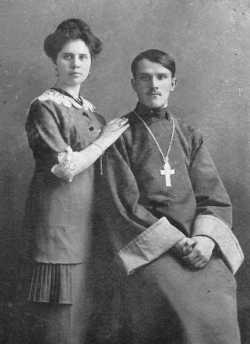 Священник Александр Крылов с супругой