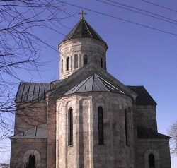 Верхняя апсидная часть Троицкого собора Троице-Серафимовского монастыря.  Фото ок. нач. 2009 г.