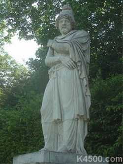 Тиридат I Аршакуни. Статуя в парке Версальского дворца. Франция.