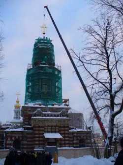 Санкт-Петербургский Воскресенский храм на Смоленском кладбище. Установка креста на главный купол, 2009 год