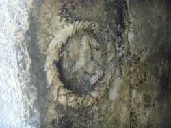 Каменный блок с трискелионом в Оримне (Писидия, фото нач. XXI в.)
