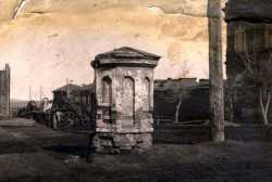 Памятник на месте, где находился Ачинский Никольский храм, фотография не позднее 1930-х гг.