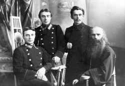 Священник Владимир Мощанский с сыновьями. 1910-е годы