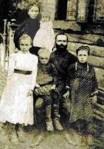 Семья Фомичёвых. Татьяна - крайняя слева. Фото с сайта anosinomonastir.ru