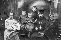 Священник Леонид Викторов с матушкой Анной и детьми. 1925г.