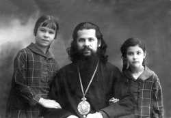 Епископ Августин с дочерьми Юлей (слева) и Ниной. 1926 год