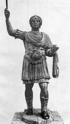 Статуя Валентиниана I. Вторая половина IV в. Бронза. Барлетта.