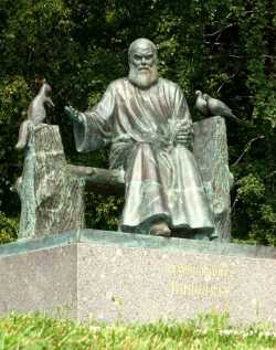 Памятник архимандриту Ипполиту работы скульптора В.М. Клыкова