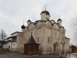Введенский собор Серпуховского Владычного монастыря. Фото 24 декабря 2013 г.