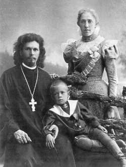 Священник Михаил Накаряков с женой и сыном Николаем