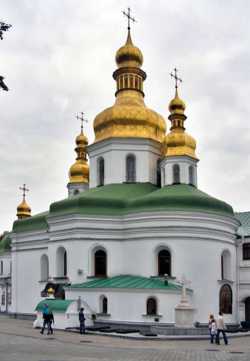 Крестовоздвиженская церковь Киево-Печерской лавры с юго-востока. Фото 2009 г.