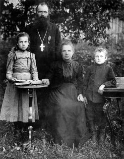 Отец Константин Снятиновский с женой Надеждой Антоновной, дочерью Александрой и сыном Алексеем. Фото 1900 г.