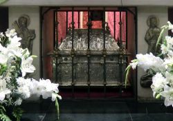 Ковчег с мощами мч. Маркелла Танжерского в престоле церкви Св. Маркелла в Леоне