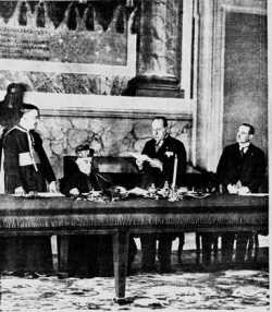 Муссолини зачитывает кардиналу Гаспарри текст Латеранских соглашений.