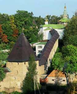 Свято-Успенский Псково-Печерский монастырь. Монастырская стена и Никольский храм