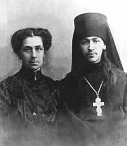 Иеромонах Нестор (Анисимов) с мамой Антониной Евлампиевной перед отъездом на Камчатку