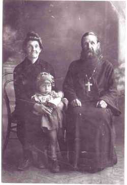 Священник Василий Смоленский с матушкой Марией и внучкой Лизой (июль 1930 года, с.Фряново)