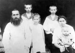 Священник Дмитрий с женой и сыновьями, июль 1929 года (fond.ru)