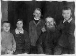 Священник Сергий Скворцов, его супруга Клавдия Николаевна и дети