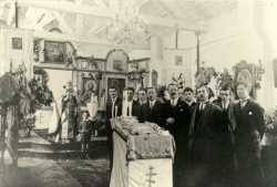 Священник Дмитрий Владыков с прихожанами Свято-Троицкого храма в Шарлеруа