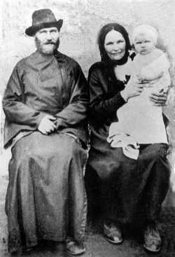 Священник Феодор Недосекин с супругой Зинаидой Ивановной. 30-е годы