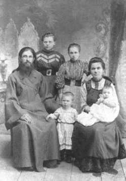 Священник Димитрий Миловидов с супругой Антониной Алексеевной и детьми