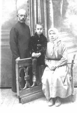 Протоиерей Назарий с сыном Колей и няней Пашей. Актюбинск. 1934 год