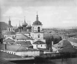 Московский Златоустовский монастырь. Слева направо: Благовещенская церковь, пятиглавый собор Иоанна Златоуста, колокольня, Троицкая церковь. 1882 год