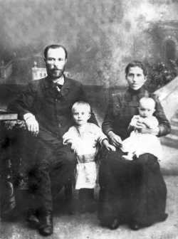 Евфимий Тихонравов с супругой Татьяной и детьми. Фото с сайта fond.ru