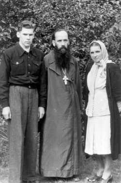 Патриарх Алексий II с родителями: протоиереем Михаилом Ридигером и Еленой Иосифовной