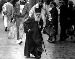 Патриарх Павел ходил по городу пешком или ездил на обычном транспорте.