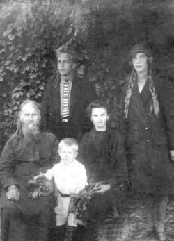 Священник Алексий Лебедев с супругой Евгенией Николаевной и детьми — Серафимом, Зоей, Александром (на переднем плане)