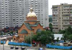 Киевский храм Зачатия Иоанна Предтечи в Беличах. Июль 2010 г. Справа от строящегося храма - храм в переоборудованном жилом доме