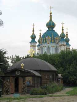 Киевский храм Рождества Богородицы (Десятинный). На заднем плане - Андреевская церковь. Фотография, июль 2010
