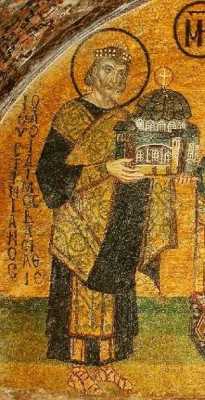 Император Юстиниан Великий - ктитор Софийского собора.  Фрагмент.  Мозаика, Константинопольский Софийский собор, 944 г.
