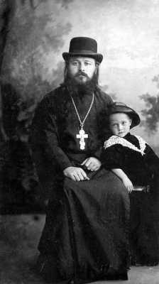 Священник Николай Кандауров с сыном Колей. 1915 (?) год