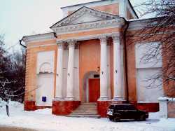 Калужский Георгиевский храм за лавками