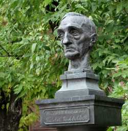 Памятник-бюст И.С. Шмелеву