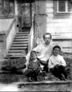 В.А.Амбарцумов с детьми, на нелегальном положении в Манихино