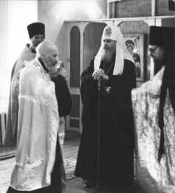 Святейший Патриарх Алексий II награждает о.Глеба наперсным крестом (1993 год)
