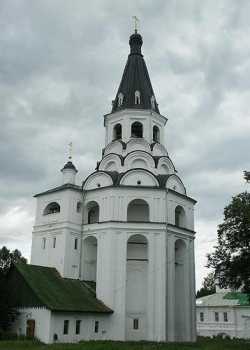Распятская церковь-колокольня Александровского Успенского монастыря.  Фото на август 2003 г.