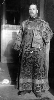 Н.В. Тохтуев на крыльце Болшевской церкви. Лето 1939 г. Фото из личного архива В.Н. Тохтуевой.