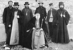 Епископ Новгородский Гурий (Охотин) с духовенством. 1903 г.