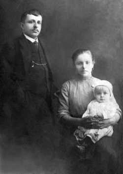 Никифор Петрович Зайцев с супругой Марией Игнатьевной и дочерью Анастасией