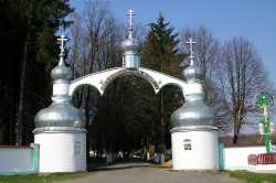 Ворота Иза-Карпутлашского Никольского монастыря.  Фото Сергея Смирнова 2009 г.